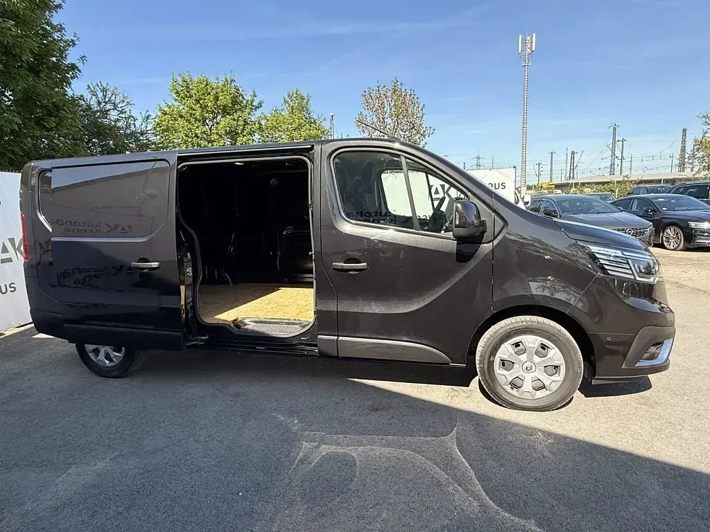 Second-hand Renault Trafic 131 CP (96 kW) 2023 Negru Monovolum