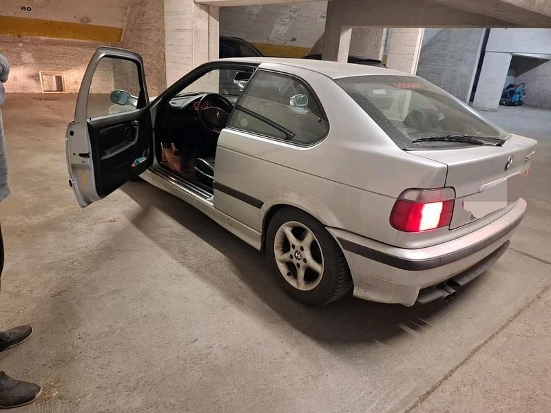 Gebraucht BMW 323 95 PS (69 kW) 1998 Silber Limousine