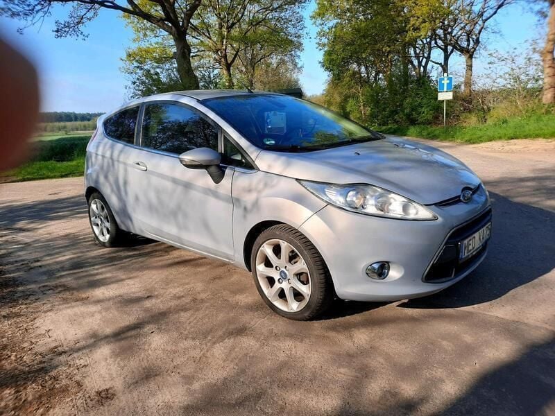 Grau Gebraucht 2012 Ford Fiesta Titanium Kleinwagen | 4.599 € (Teuer) - Bild 1/4