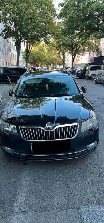 Schwarz Gebraucht 2014 Skoda Superb Active Kombi | 4.350 € (Superpreis) - Bild 1/4