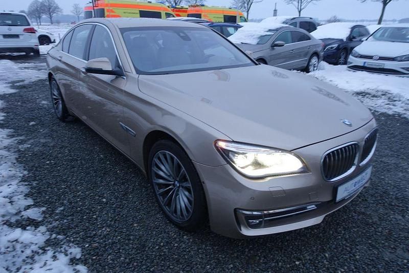 Gebraucht BMW 750 Sport Line 449 PS (330 kW) 2013 Beige Limousine