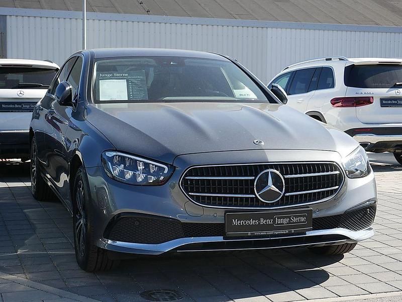 Gebraucht Mercedes E220 Avantgarde 200 PS (147 kW) 2022 Metalliclack selenitgrau Limousine