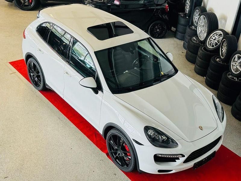 Weiß Gebraucht 2013 Porsche Cayenne Turbo SUV | 28.950 € (Fairer Preis) - Bild 1/4