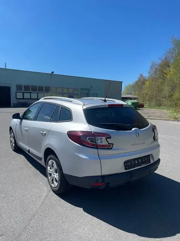 Używany Renault Mégane Dynamique 106 KM (77 kW) 2011 Srebrny Sedan/Limuzyna