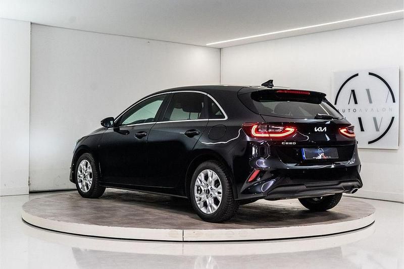 Second-hand Kia Ceed 120 CP (88 kW) 2022 Negru Hatchback