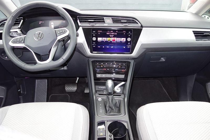 Gebraucht VW Touran Comfortline 150 PS (110 kW) 2024 Grau Van / Kleinbus