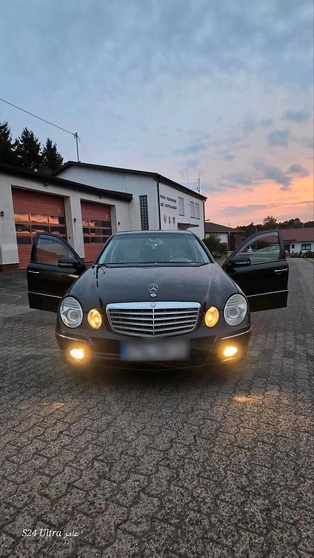 Schwarz Gebraucht 2007 Mercedes E220 Limousine | 4.800 € (Fairer Preis) - Bild 1/4