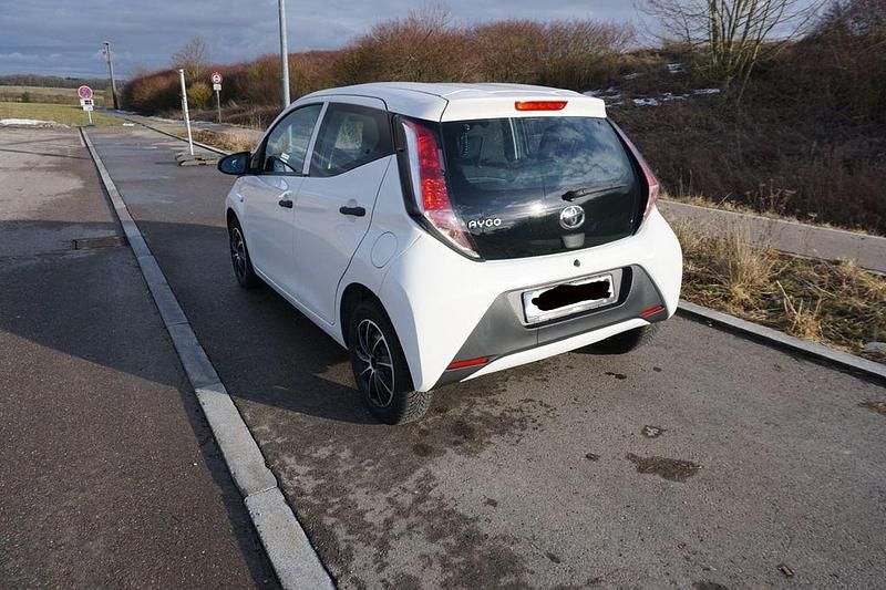 Gebraucht Toyota Aygo 69 PS (50 kW) 2018 Weiß Kleinwagen