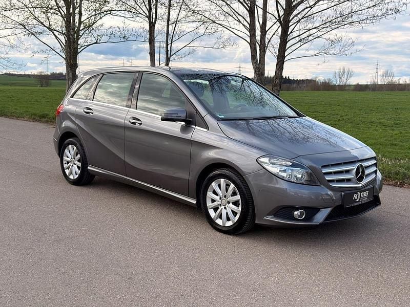 Gebraucht Mercedes B200 156 PS (114 kW) 2014 Grau Van / Kleinbus