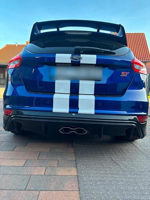 Usata Ford Focus ST 185 CV (136 kW) 2016 Blu Berlina