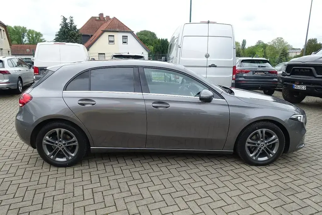 Gebraucht Mercedes A180 116 PS (85 kW) 2018 Grau Limousine