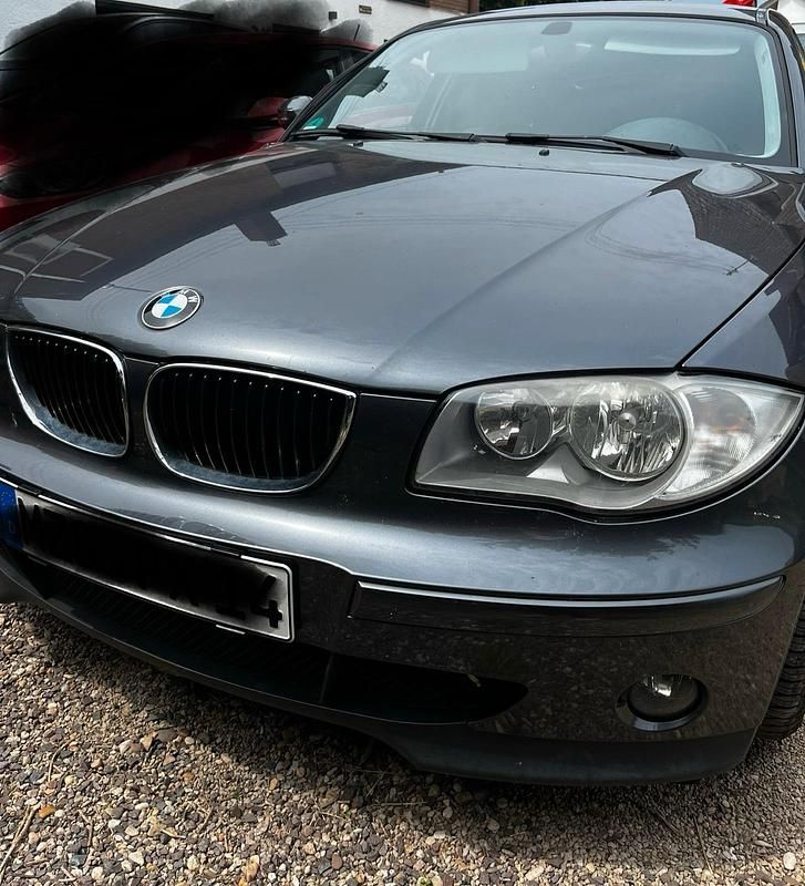 Grau Gebraucht 2005 BMW 118 Kleinwagen | 2.100 € (Fairer Preis) - Bild 1/4