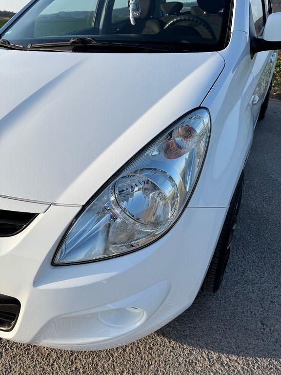 Gebraucht Hyundai i20 Edition 77 PS (56 kW) 2011 Weiß Kleinwagen