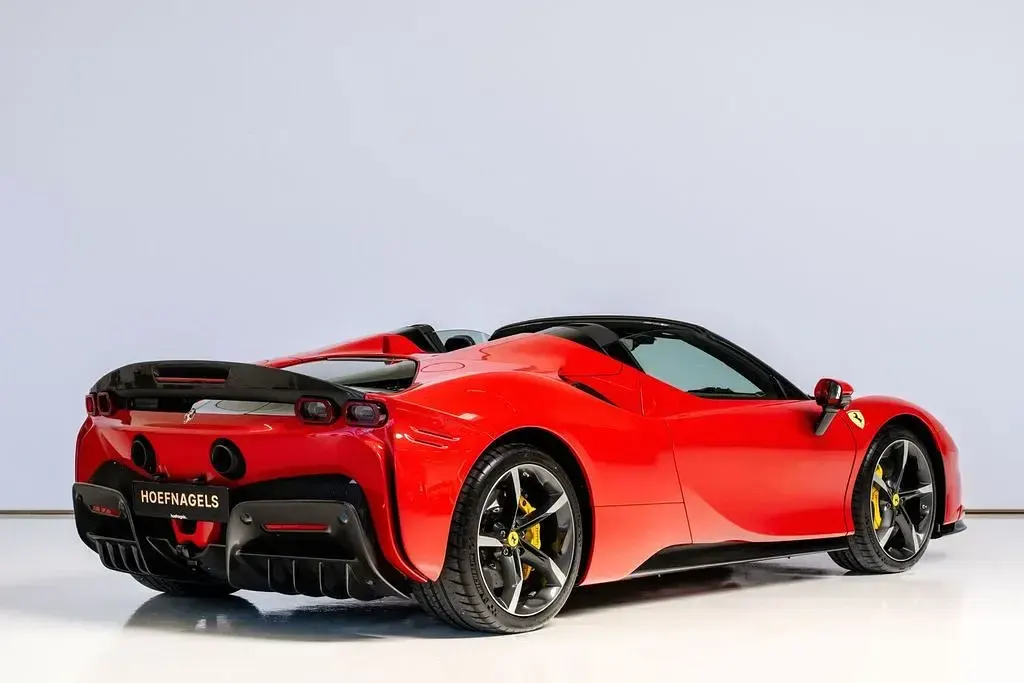 Second-hand Ferrari SF90 999 CP (734 kW) 2026 Roșu Cabrio
