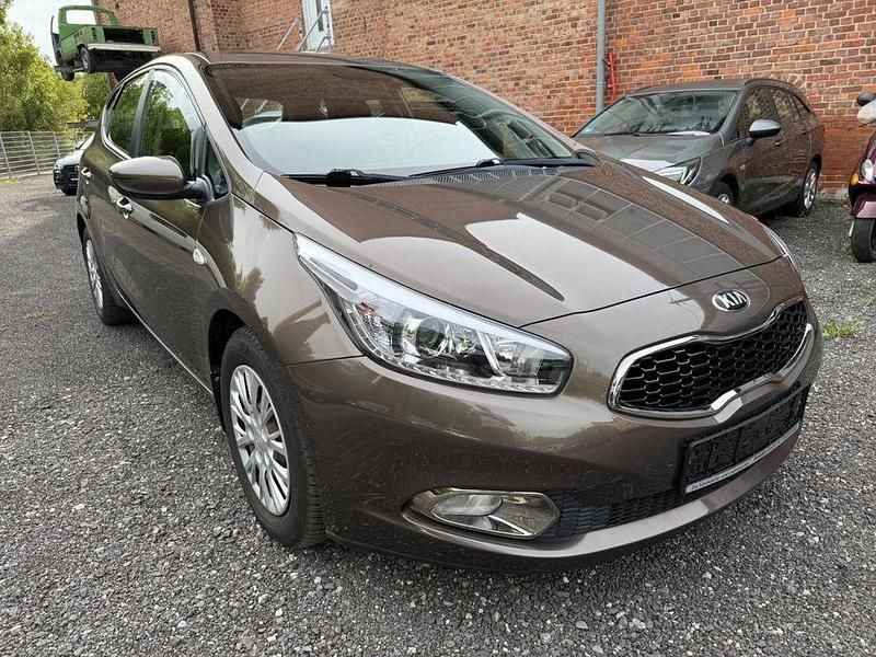 Gebraucht Kia Ceed 135 PS (99 kW) 2013 Braun Kleinwagen