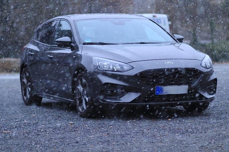 Grau Gebraucht 2018 Ford Focus ST-Line Limousine | 9.000 € (Fairer Preis) - Bild 1/4