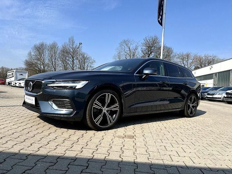 Gebraucht Volvo V60 Plus 455 PS (334 kW) 2022 Denim blue / metallic Kombi