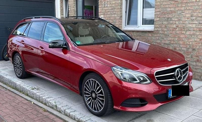 Gebraucht Mercedes E300 204 PS (150 kW) 2015 Rot Kombi