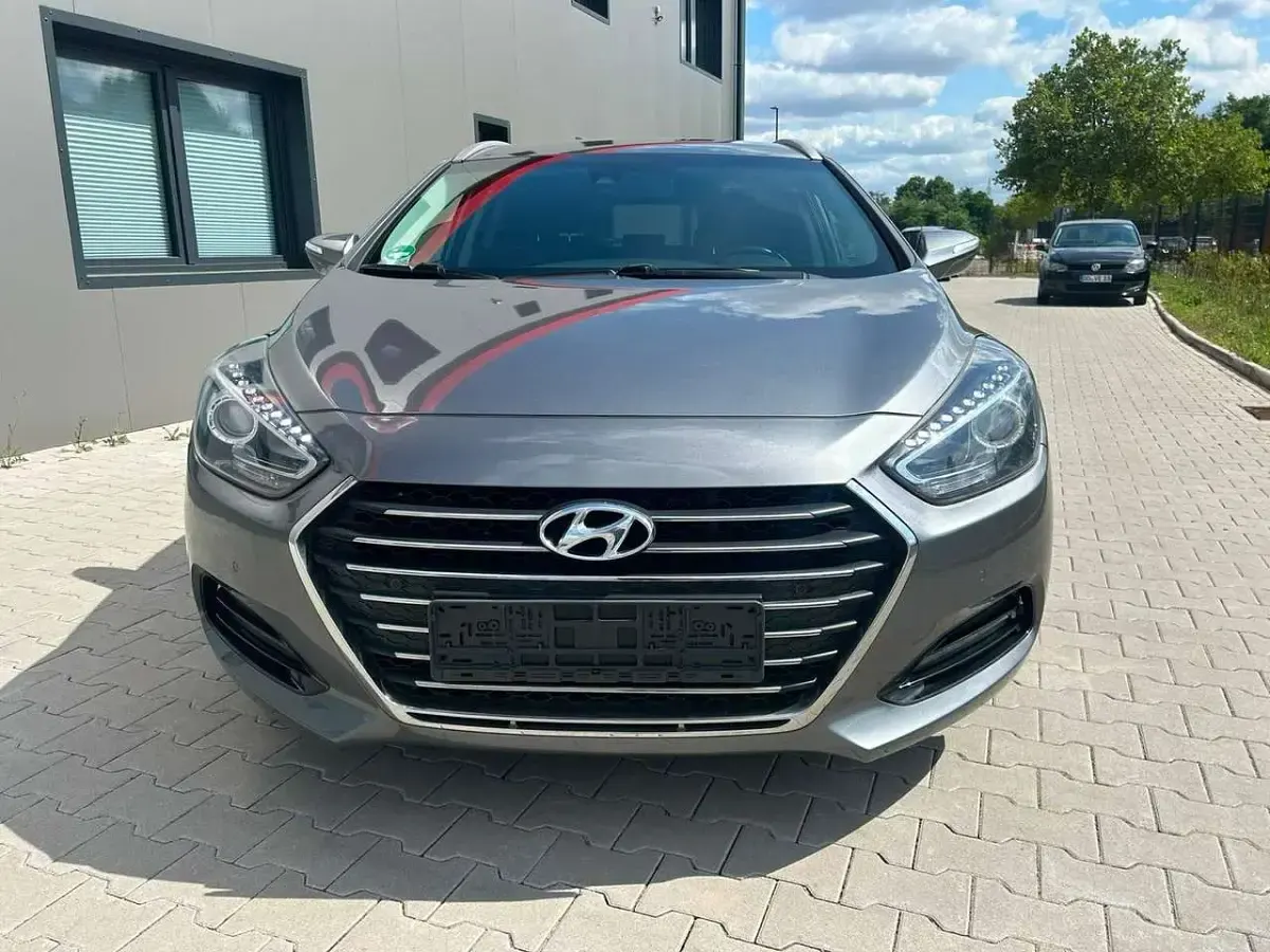 Gebraucht Hyundai i40 Style 141 PS (103 kW) 2015 Titanum silver / met Kombi