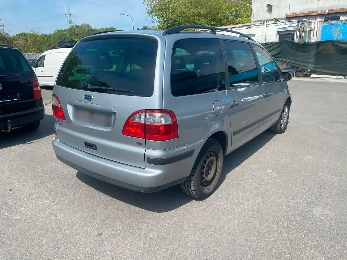 Second-hand Ford Galaxy 136 CP (100 kW) 2003 Argintiu Monovolum