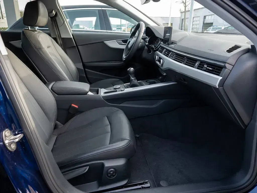 Używany Audi A4 Ambiente 190 KM (139 kW) 2019 Niebieski Sedan/Limuzyna