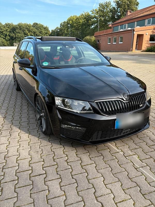 Schwarz Gebraucht 2015 Skoda Octavia RS Kombi | 13.499 € (Fairer Preis) - Bild 1/4