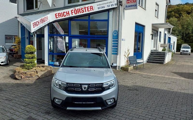 Silber Gebraucht 2017 Dacia Sandero Celebration Kleinwagen | 8.900 € (Fairer Preis) - Bild 1/4
