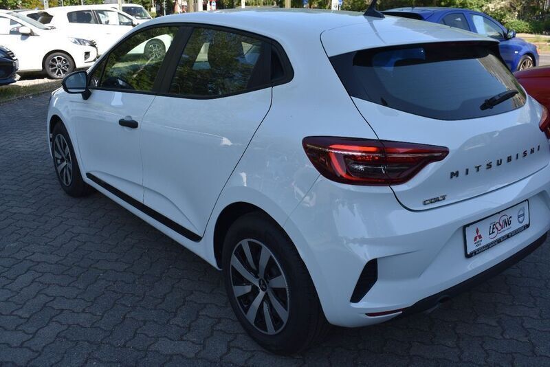 Gebraucht Mitsubishi Colt Basis 67 PS (49 kW) 2024 Weiß Limousine