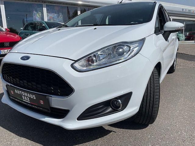 Weiß Gebraucht 2016 Ford Fiesta Celebration Kleinwagen | 10.600 € (Teuer) - Bild 1/4