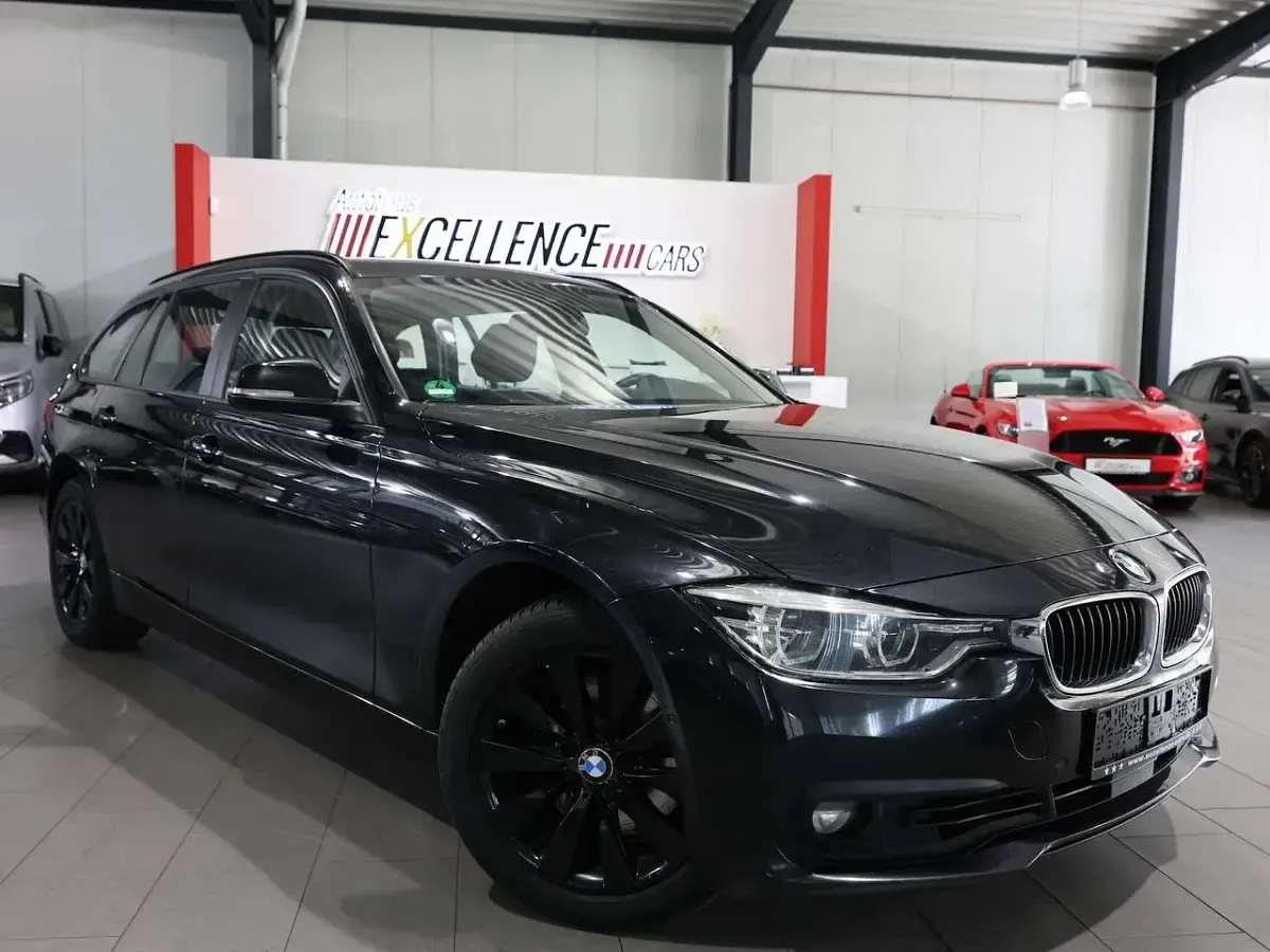 Gebraucht BMW 330 Advantage 258 PS (189 kW) 2019 Saphirschwarz Kombi