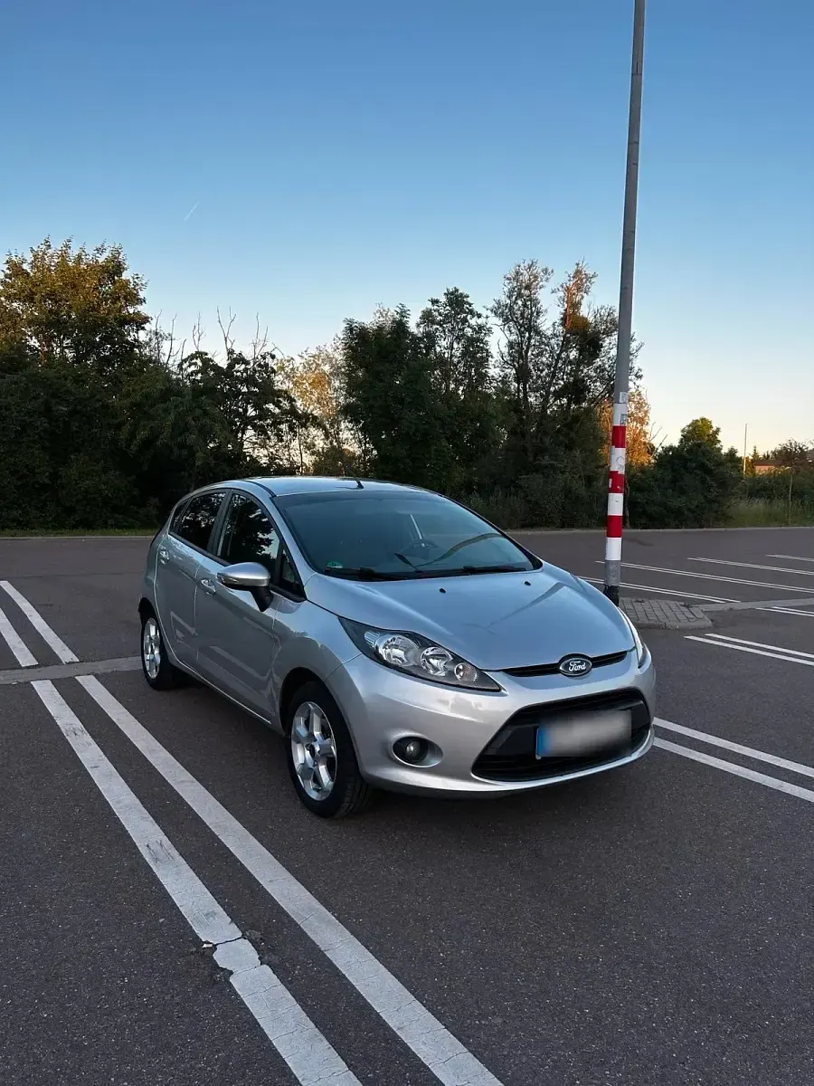 Gebraucht Ford Fiesta Trend 82 PS (60 kW) 2011 Silber Kleinwagen