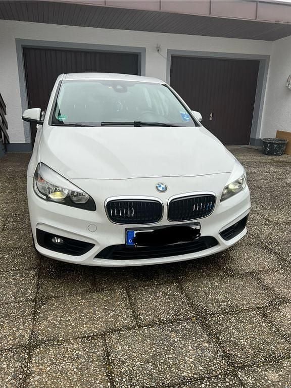 Weiß Gebraucht 2016 BMW 218 Active Tourer Van / Kleinbus | 10.500 € (Fairer Preis) - Bild 1/4