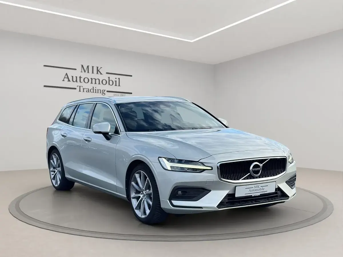 Gebraucht Volvo V60 Momentum 150 PS (110 kW) 2019 Grau Kombi