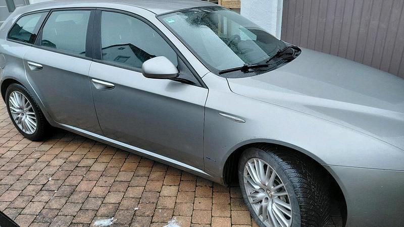 Grau Gebraucht 2011 Alfa Romeo 159 Kombi | 4.950 € (Fairer Preis) - Bild 1/4