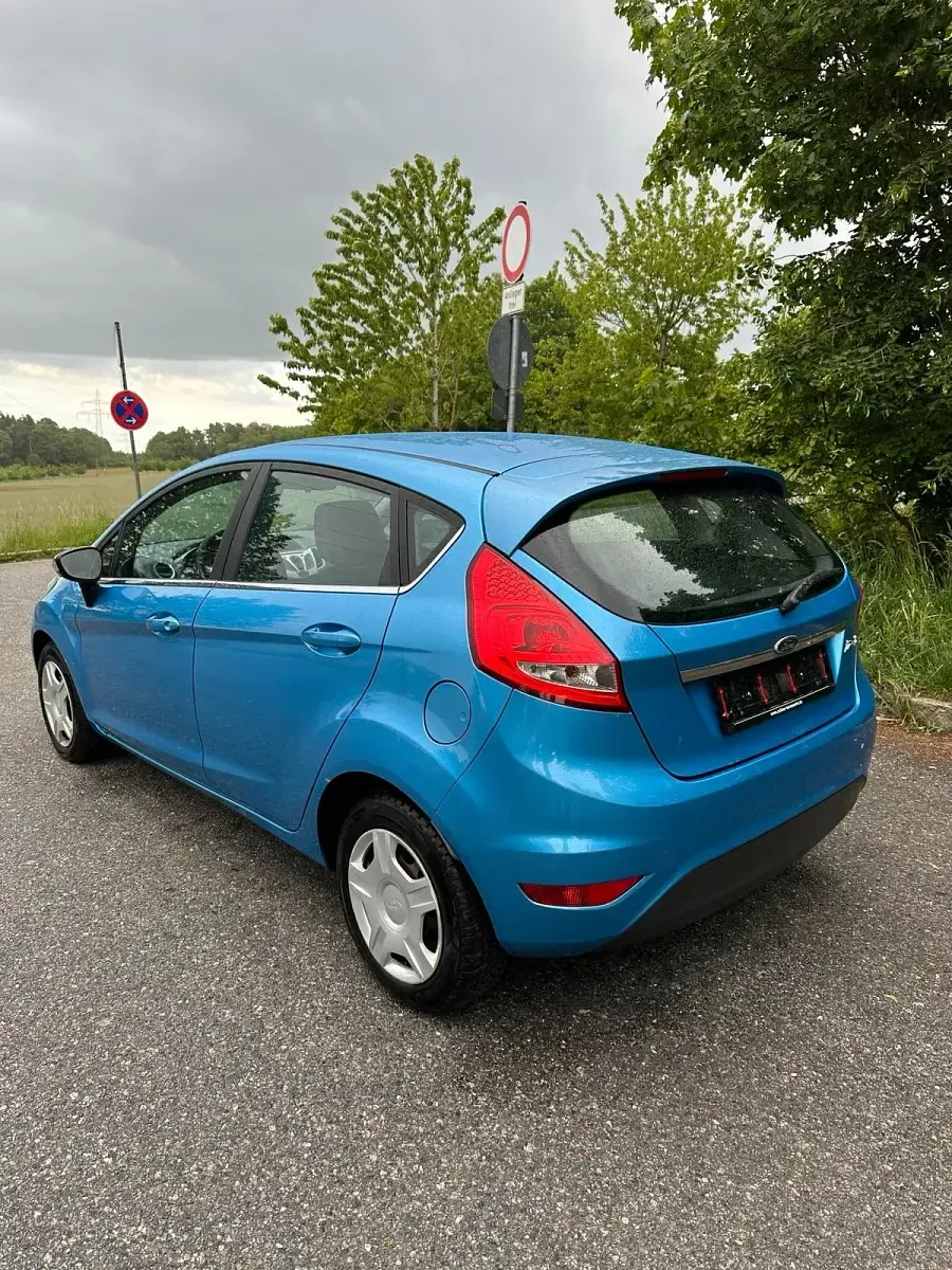 Gebraucht Ford Fiesta Titanium 82 PS (60 kW) 2011 Blau Kleinwagen