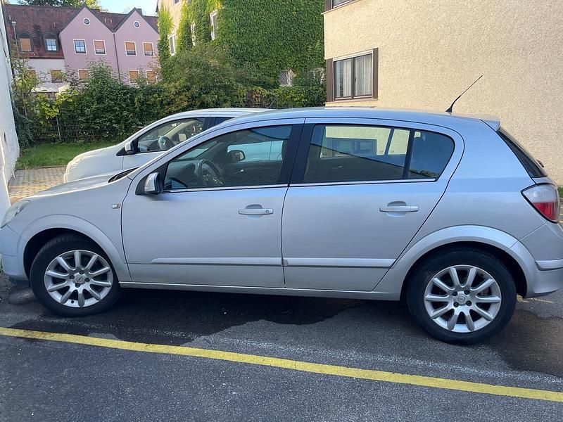 Silber Gebraucht 2005 Opel Astra Limousine | 2.400 € (Fairer Preis) - Bild 1/4