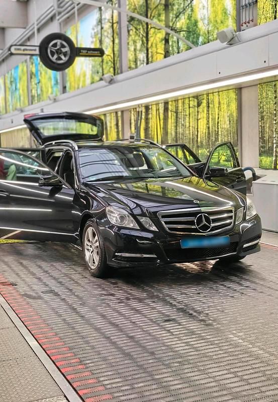 Gebraucht Mercedes E200 183 PS (134 kW) 2011 Schwarz Kombi