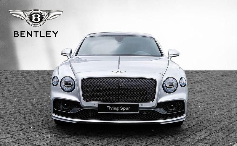 Gebraucht Bentley Flying Spur 551 PS (405 kW) 2024 Silber Limousine