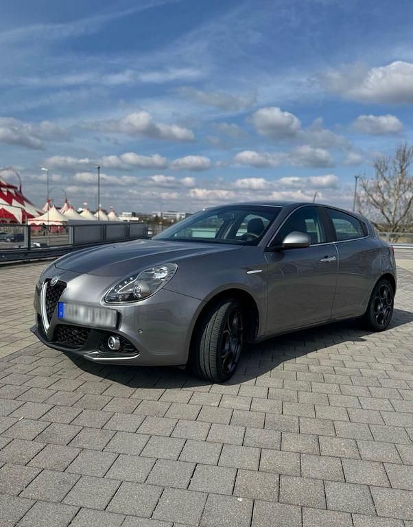 Grau Gebraucht 2018 Alfa Romeo Giulietta Super Kleinwagen | 12.500 € (Fairer Preis) - Bild 1/4