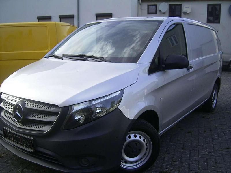 Silber Gebraucht 2017 Mercedes Vito Van / Kleinbus | 9.500 € (Guter Preis) - Bild 1/4