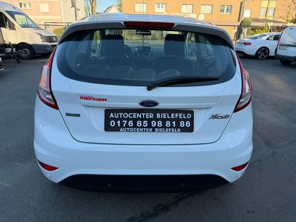 Gebraucht Ford Fiesta Celebration 101 PS (74 kW) 2017 Weiß Kleinwagen