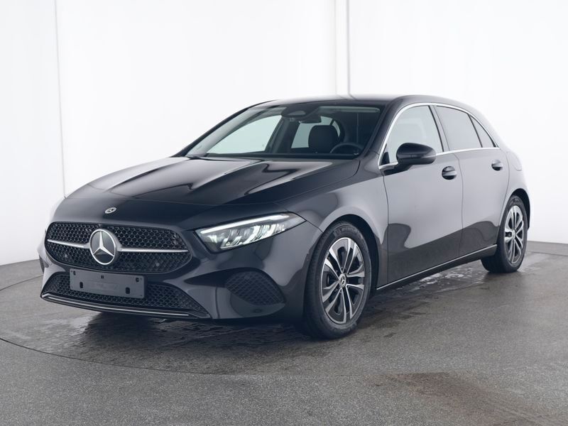 Metalliclack kosmosschwarz Gebraucht 2024 Mercedes A200 Progressive Limousine | 28.780 € (Guter Preis) - Bild 1/4