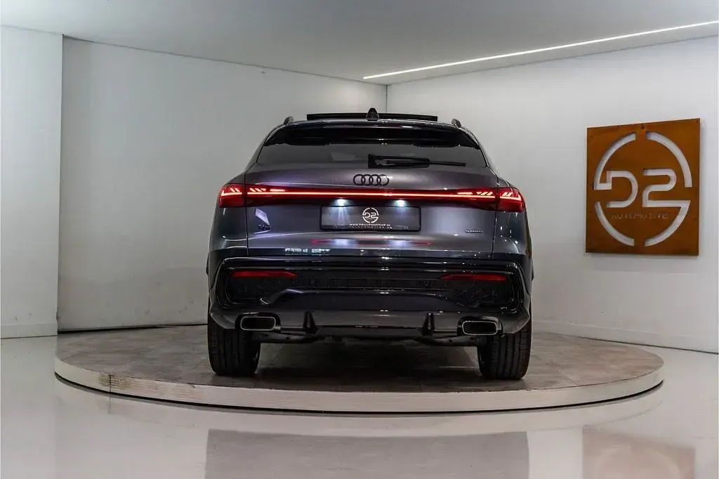 Neu Audi Q5 Sportback Sport 367 PS (269 kW) 2026 Grau SUV