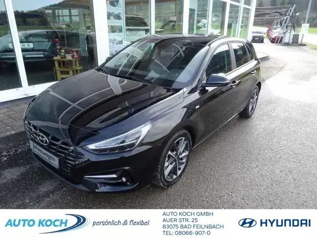 Schwarz (schwarz (phantom black / mic)) Gebraucht 2023 Hyundai i30 Edition 30+ Limousine | 21.990 € (Guter Preis) - Bild 1/4