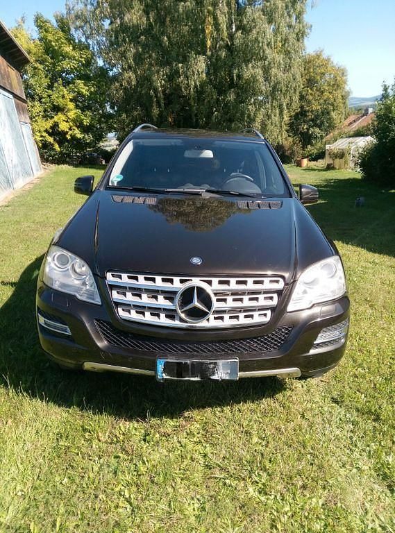 Schwarz Gebraucht 2011 Mercedes ML300 SUV | 10.300 € (Fairer Preis) - Bild 1/4