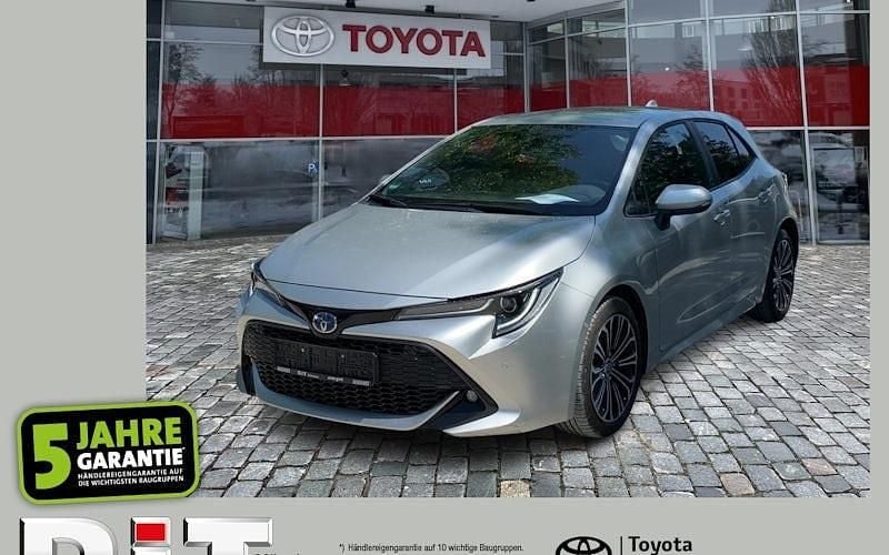 Precious silver Gebraucht 2023 Toyota Corolla Team Limousine | 23.990 € (Fairer Preis) - Bild 1/4