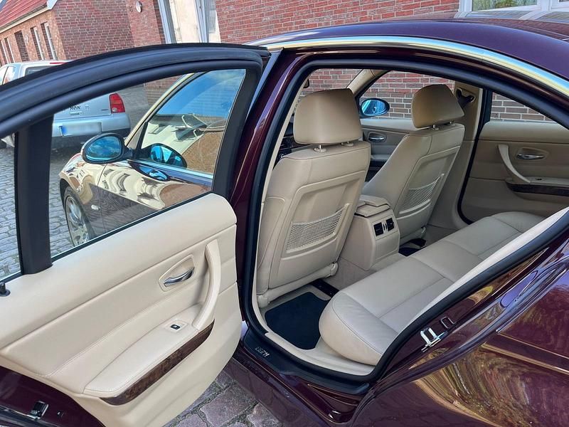 Gebraucht BMW 330 231 PS (169 kW) 2008 Rot Limousine