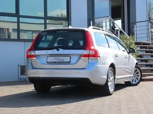 Używany Volvo V70 Standard 150 KM (110 kW) 2016 Srebrny Kombi