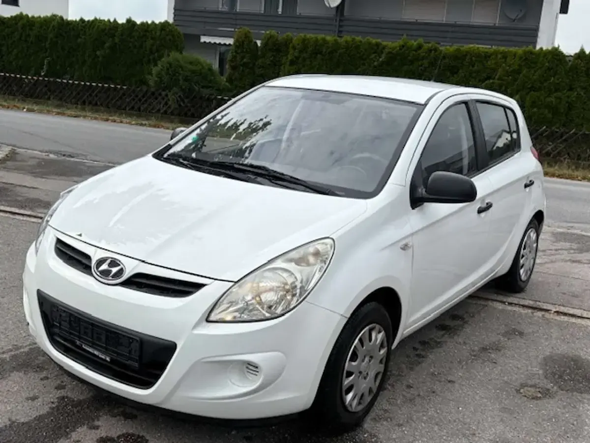 Gebraucht Hyundai i20 Classic 77 PS (56 kW) 2011 Crystal white / sol Kleinwagen