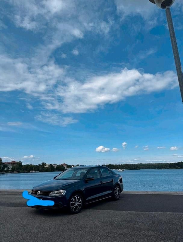 Second-hand VW Jetta 105 CP (77 kW) 2012 Albastru Berlinǎ